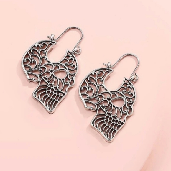 Jewelry - Silver Skull Earrings!